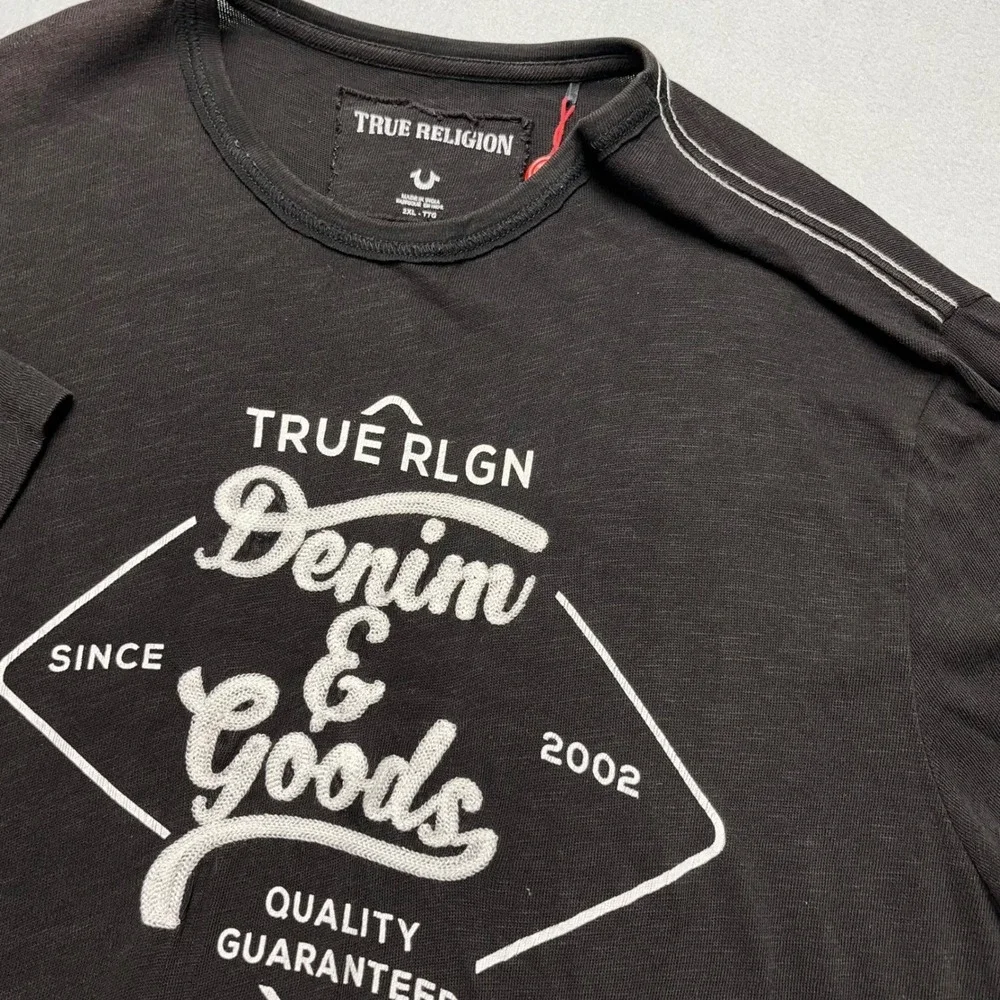 VTG True Religion Men Black Denim & Goods Graphic T-Shirt 2XL Short Sleeve Coton
